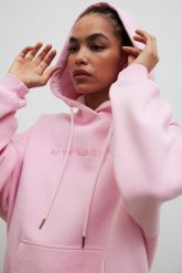 Bluza z kapturem oraz HAFTEM w kolorze MARSHMALLOW PINK - GARSON. Różowe bluzy z kapturem Marsala, m, bez wzorów, z bawełny, z kapturem. Za 329.90 zł.
