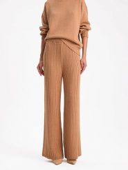 BGN Spodnie w kolorze jasnobrązowym rozmiar: 38. Brązowe spodnie materiałowe BGN, bez wzorów, z materiału. Za 88.02 zł.