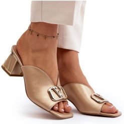 Eleganckie Klapki Damskie Na Obcasie Laura Messi 2771 Złote złoty. Żółte klapki z aplikacjami, ze skóry, eleganckie, bez obcasa, na obcasie, bez zapięcia. Za 463.09 zł.