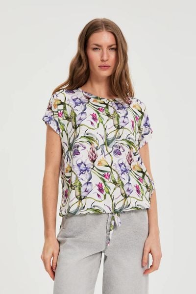 Bluzka w kwiaty biała. Białe bluzki MOODO, l, bez wzorów, z elastanu, bez kołnierzyka, bez ramiączek. Za 79.99 zł.