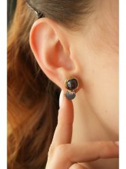 Pierres delicates Pozłacane kolczyki-wkrętki z labradorytami rozmiar: onesize. Szare kolczyki Pierres delicates, z labradorytem, pozłacane. Za 43.99 zł.