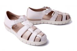 CAPRICE 24500-42 111 M2450042 offwhite/beige, półbuty letnie damskie. Brązowe półbuty wsuwane Caprice, na lato, bez wzorów, bez obcasa. Za 339.90 zł.