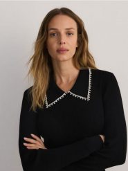 Bluzka z ozdobnym kołnierzykiem - czarny. Czarne bluzki Reserved, l, bez wzorów, z dzianiny, bez kołnierzyka, bez ramiączek. W wyprzedaży za 99.99 zł.