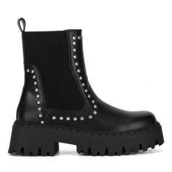 Botki DeeZee. Czarne botki DeeZee, bez wzorów, bez obcasa, na płaskiej podeszwie, bez zapięcia. Za 159.99 zł.