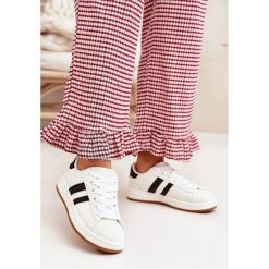 Buty Sportowe Sneakersy Damskie Z Eko Skóry Białe. Białe buty treningowe bez wzorów, ze skóry, bez zapięcia. Za 130.10 zł.