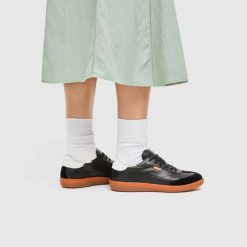 Buty sportowe damskie Ecco Soft 11. Czarne buty treningowe ECCO, bez wzorów, z gumy, bez zapięcia, do piłki ręcznej. Za 492.00 zł.