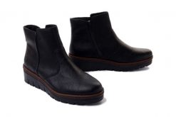 RIEKER X9165-00 black, botki damskie. Czarne botki Rieker, bez wzorów, bez obcasa, na koturnie, bez zapięcia. Za 263.92 zł.