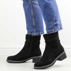 Czarne zamszowe botki damskie M.Daszyński 2459-1. Czarne botki M.Daszyński, bez wzorów, z materiału, eleganckie, bez obcasa, bez zapięcia. W wyprzedaży za 169.15 zł.