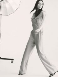 Kombinezon z wiskozą - beżowy. Brązowe kombinezony Reserved, l, bez wzorów, z tkaniny, bez kołnierzyka, bez ramiączek. Za 299.99 zł.