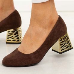 Czekoladowe zamsz Polskie czółenka damskie Suzana 594. Brązowe czółenka Suzana, na jesień, bez wzorów, z zamszu, eleganckie, z okrągłym noskiem, bez obcasa, na obcasie, bez zapięcia. Za 249.00 zł.