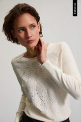Sweter z ozdobnymi koralikami biały. Białe swetry MOODO, l, bez wzorów, z poliamidu, bez ramiączek. Za 149.99 zł.
