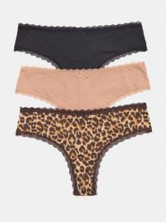 Stringi z koronką 3 pack - wielobarwny. Stringi Sinsay, bez wzorów, z koronki. Za 25.99 zł.