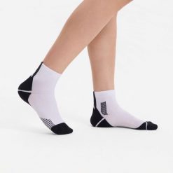 Skarpetki do biegania Kiprun Run 900 średnie grube. Czarne skarpetki KIPRUN, bez wzorów, z dzianiny. Za 39.99 zł.