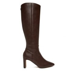 Kozaki Nine West. Brązowe kozaki Nine West, bez wzorów, bez obcasa, na słupku, bez zapięcia. Za 299.99 zł.