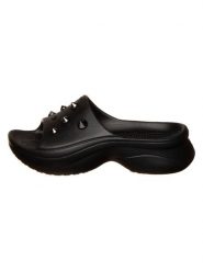Crocs Klapki "Bae Studded Slide" w kolorze czarnym rozmiar: 36/37. Czarne klapki Crocs, bez wzorów, klasyczne, z otwartym noskiem, bez obcasa, bez zapięcia. Za 159.95 zł.