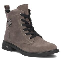 Skórzane botki damskie zamsz szare Filippo DBT7997. Szare botki Filippo, bez wzorów, ze skóry, eleganckie, bez obcasa, bez zapięcia. Za 259.99 zł.