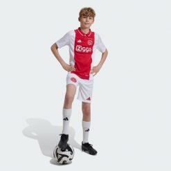 Szorty Ajax Amsterdam 24/25 Home Kids. Białe szorty adidas, bez wzorów, z materiału, sportowe. W wyprzedaży za 143.20 zł.