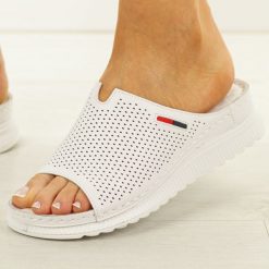 Białe skórzane klapki damskie Evento 18-42. Białe klapki eVento, bez wzorów, z jeansu, eleganckie, bez obcasa, na płaskiej podeszwie, bez zapięcia. Za 219.00 zł.