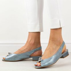 Niebieskie satynowe sandały damskie na obcasie T.Sokolski L26-136s. Niebieskie sandały Sokolski, bez wzorów, z satyny, eleganckie, bez obcasa, na obcasie, bez zapięcia. Za 179.00 zł.