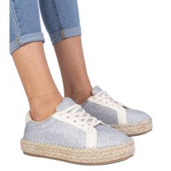 Srebrne damskie espadryle zdobione brokatem srebrny. Szare espadryle z aplikacjami, z materiału, eleganckie, z okrągłym noskiem, bez obcasa. Za 73.74 zł.