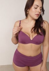 Fioletowe Bikini z Ozdobnym Marszczeniem Biustonosz i Majtki Typu Bokserki Peiria. Fioletowe bikini Born2be, bez wzorów, klasyczne. Za 99.99 zł.