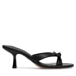 Klapki Nine West. Czarne klapki Nine West, bez wzorów, bez obcasa, bez zapięcia. Za 229.99 zł.