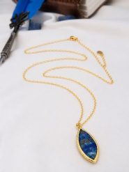 Pierres de Jade Pozłacany naszyjnik z zawieszką - dł. 45 cm rozmiar: onesize. Niebieskie naszyjniki Pierres de Jade, z materiału, z szafirem, pozłacane. Za 66.47 zł.