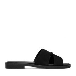 Klapki Lasocki. Czarne klapki Lasocki, bez wzorów, bez obcasa, bez zapięcia. Za 139.99 zł.