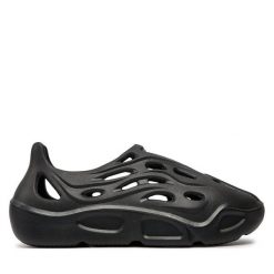 Półbuty Steve Madden. Czarne półbuty wsuwane Steve Madden, bez wzorów, bez obcasa, na płaskiej podeszwie. Za 279.99 zł.