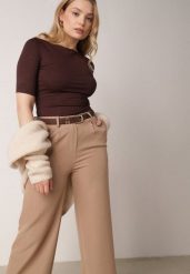 Brązowy Wiskozowy T-shirt o Dopasowanym Kroju z Dekoltem w Łódkę Idahphaeia. Brązowe t-shirty Born2be, m, z aplikacjami, z jeansu, biznesowe, bez kołnierzyka, bez ramiączek. Za 59.99 zł.