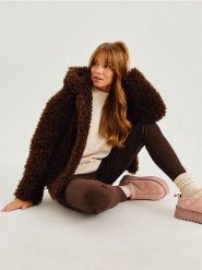 Kurtka teddy z kapturem z uszkami - brązowy. Brązowe kurtki Sinsay, l, bez wzorów, z kapturem. Za 119.99 zł.