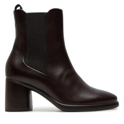Botki ECCO. Brązowe botki ECCO, bez wzorów, bez obcasa, na słupku, bez zapięcia. Za 559.99 zł.