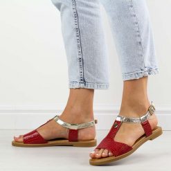 Czerwone sandały damskie Filippo Ds2099/21. Czerwone sandały Filippo, bez wzorów, z lakierowanej skóry, bez obcasa, na obcasie, bez zapięcia. Za 139.00 zł.