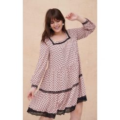 Sukienka Mirella Plus Size Kropki / Różowy. Czerwone sukienki blue shadow, na co dzień, plus size, z aplikacjami, z bawełny, boho, bez kołnierzyka, plus size, bez ramiączek, proste. W wyprzedaży za 92.97 zł.