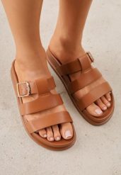 Brązowe Klapki na Płaskiej Podeszwie z Paskiem z Klamerką Ylindra. Brązowe klapki Born2be, bez wzorów, z jeansu, eleganckie, bez obcasa, na płaskiej podeszwie, bez zapięcia. Za 79.99 zł.