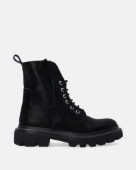 CZARNE WORKERY DAMSKIE Z NAKRAPIANEJ SKÓRY NATURALNEJ L026LEBLOBB034. Czarne botki Venezia, bez wzorów, ze skóry, bez obcasa, bez zapięcia. Za 299.00 zł.