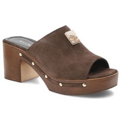 Klapki damskie Karino, ze skóry naturalnej zamszowej wysoki obcas platforma ozdobna aplikacja styl retro, brązowe, 5898/015-P. Brązowe klapki Karino, z aplikacjami, ze skóry, eleganckie, bez obcasa, na obcasie, bez zapięcia. Za 509.00 zł.