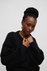 Sweter oversize z bufiastym rękawem BLACK - RIVERO-UNI. Czarne swetry Marsala, na lato, bez wzorów, z wełny, klasyczne, bez ramiączek. Za 249.90 zł.