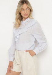 Niebieska Bawełniana Bluzka z Ażurowym Haftem i Falbaną Przy Dekolcie Neveine. Niebieskie bluzki Born2be, m, w ażurowe wzory, z bawełny, boho, bez kołnierzyka, bez ramiączek. Za 69.99 zł.