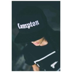 Czapka Mister Tee compton. Czarne czapki z daszkiem FLEXFIT, bez wzorów, z bawełny, eleganckie. Za 152.00 zł.