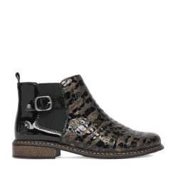 Botki Rieker. Brązowe botki Rieker, bez wzorów, bez obcasa, na płaskiej podeszwie, bez zapięcia. Za 389.99 zł.