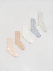 Długie skarpetki z bawełną 5 pack - złamana biel. Skarpetki Reserved, bez wzorów, z bawełny. Za 49.99 zł.