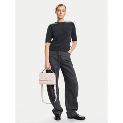 Torebka Guess. Brązowe torebki klasyczne Guess, z aplikacjami, klasyczne, bez dodatków. Za 307.99 zł.