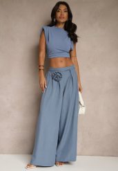 Niebieskie Spodnie Palazzo Ozdobione Broszką Kwiatem Lirace. Niebieskie jeansy Renee, l, z aplikacjami, z jeansu, eleganckie. W wyprzedaży za 67.99 zł.