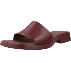 Sandały CAMPER DANA ULTRASOFT Bordeaux. Czerwone sandały Camper, bez wzorów, ze skóry, bez obcasa, bez zapięcia. Za 535.10 zł.