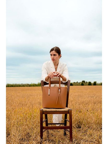 Christian Laurier Skórzana torebka "Gia" w kolorze karmelowym - 29 x 30 x 12,5 cm rozmiar: onesize. Brązowe torebki klasyczne Christian Laurier, bez wzorów, z materiału, przez ramię, bez dodatków. Za 443.95 zł.