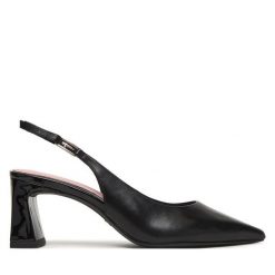 Czółenka Tamaris. Czarne czółenka Tamaris, bez wzorów, bez obcasa, bez zapięcia. Za 369.99 zł.