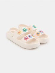 Piankowe klapki z kwiatami 3D - kremowy. Białe klapki Sinsay, bez wzorów, bez obcasa, bez zapięcia. Za 29.99 zł.