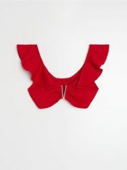 Góra od bikini z falbanami i dekoracyjnym metalem - czerwony. Czerwone bikini Sinsay, bez wzorów. Za 29.99 zł.