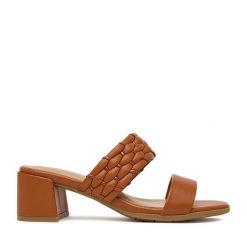 Klapki JENNY. Brązowe klapki Jenny, bez wzorów, bez obcasa, bez zapięcia. Za 129.99 zł.